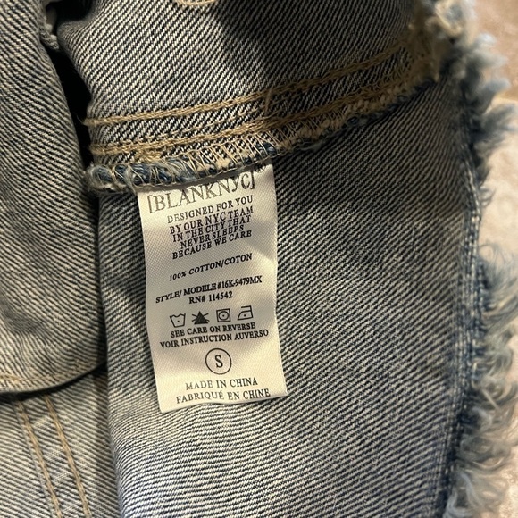 NEW BLANK NYC Denim Jean Jacket Frayed Hem Distressed Light Wash Blue Small - Picture 5 of 9